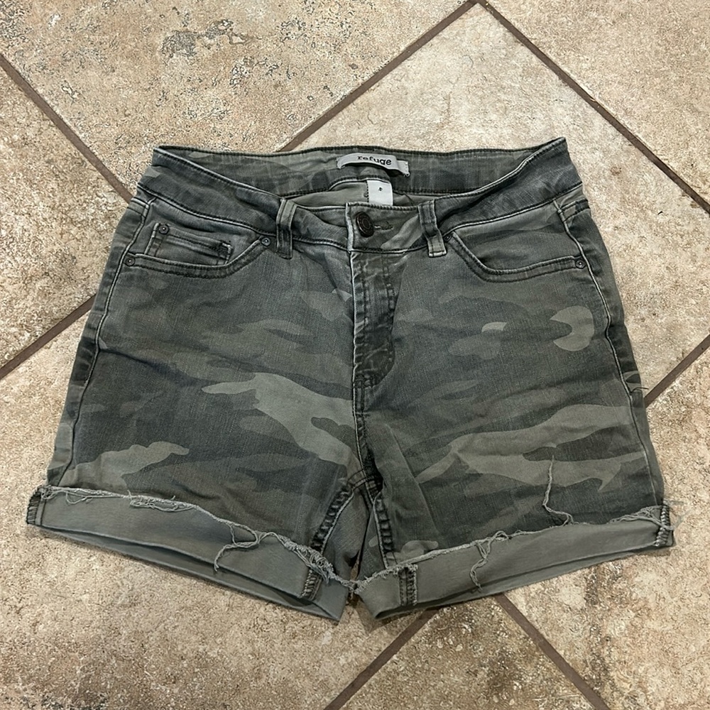 refuge Women’s camouflage cutoff shorts